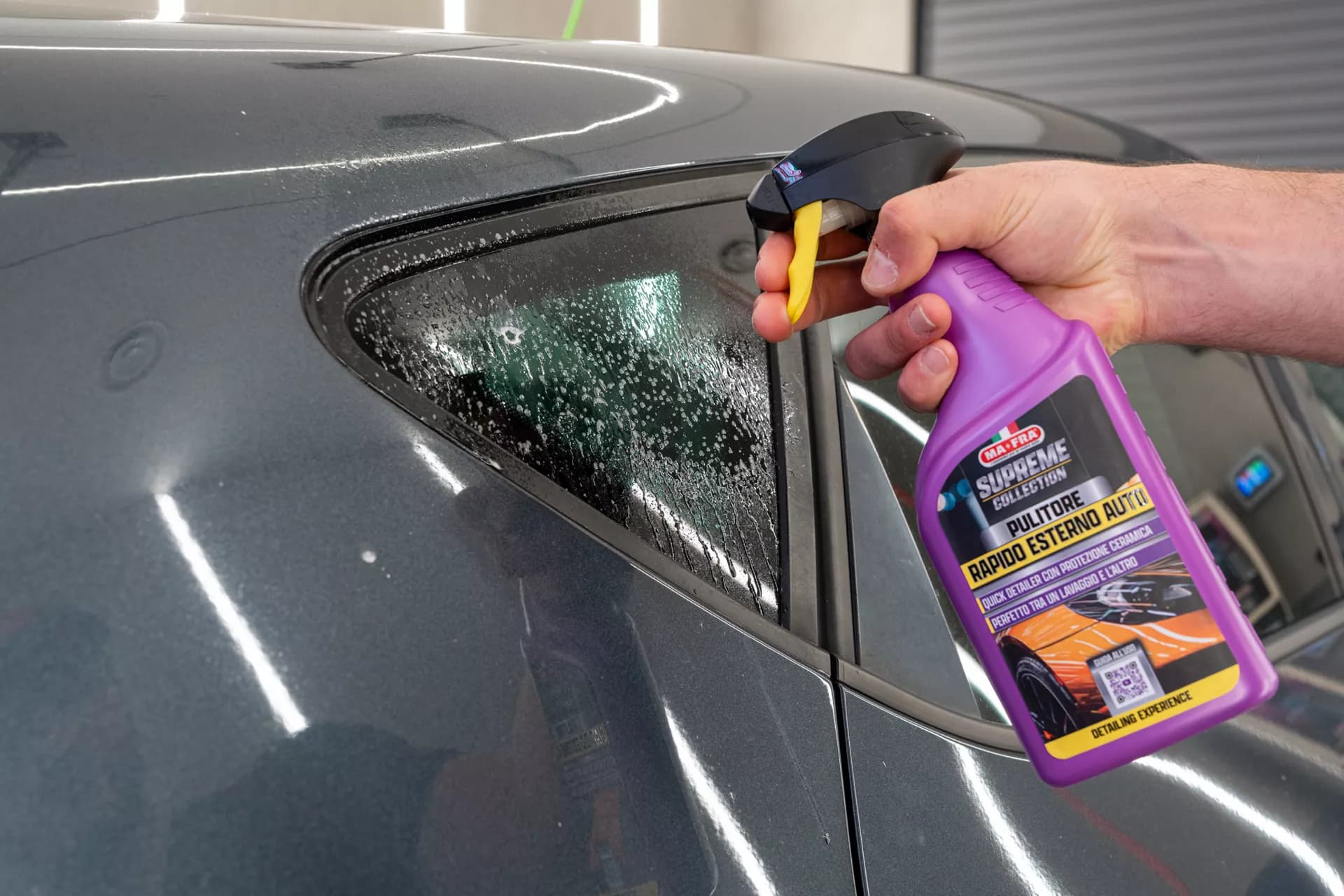 Applicazione del Pulitore Rapido sulla carrozzeria con panno in microfibra