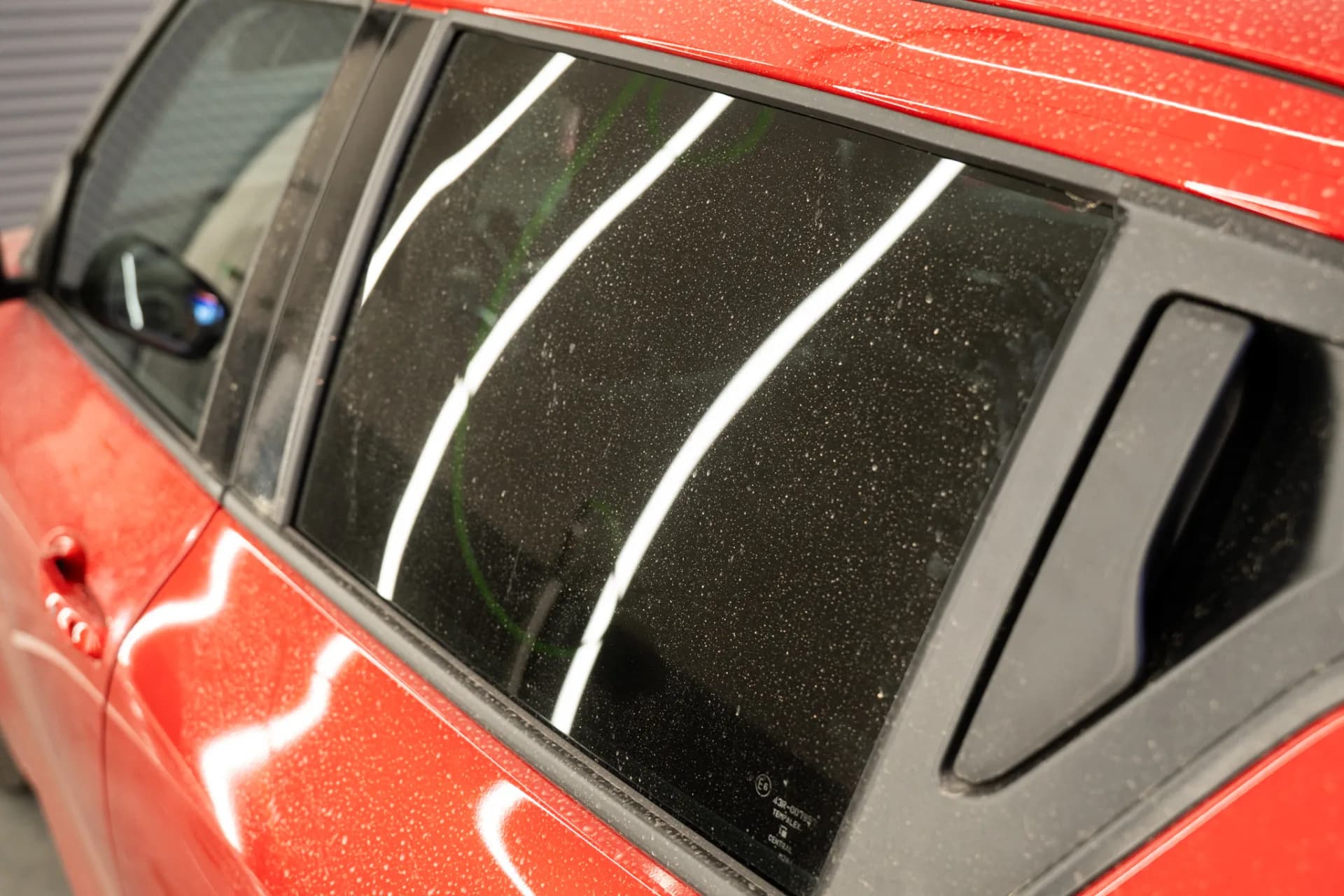Vetro dell'auto opacizzato da smog, aloni e pellicola grassa