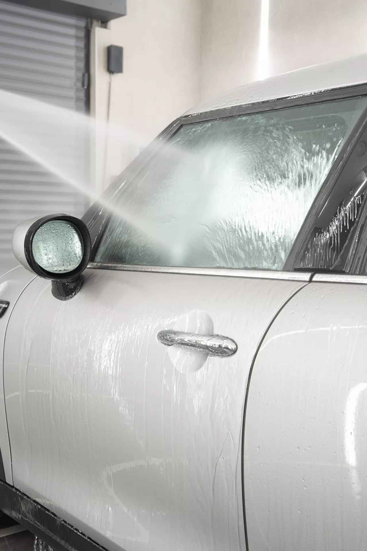 Risciacquo della carrozzeria dopo l'applicazione di Wet Coat